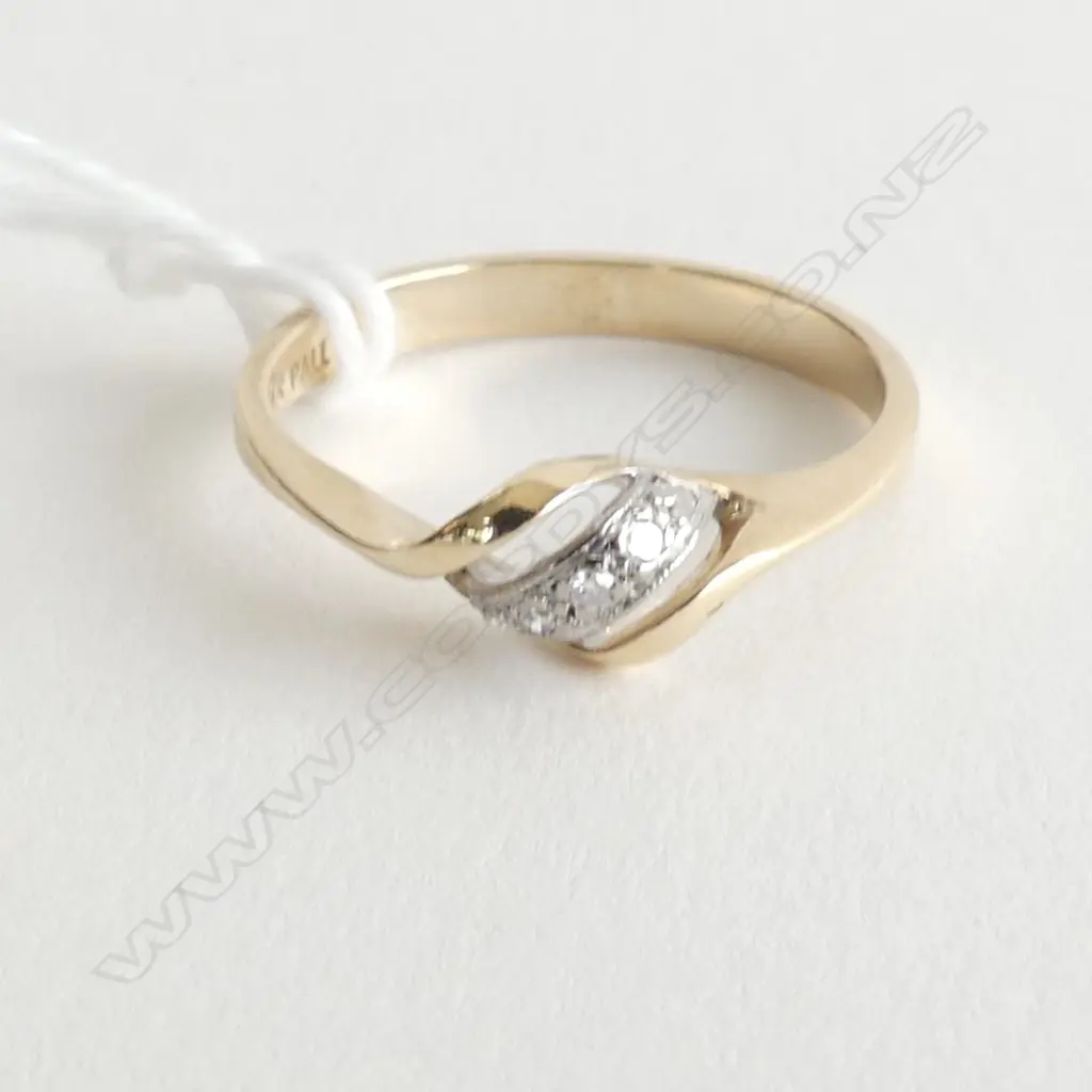 9ct. GOLD AND DIAMOND TWIST BAND 2.15gm, SIZE O Image 1++