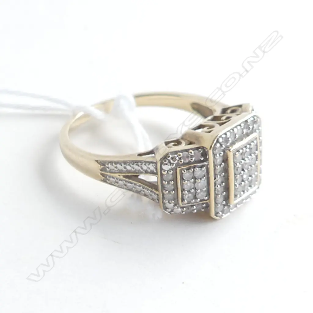 9ct. GOLD, DIAMOND CLUSTER RING 4.8gm., SIZE P Image 1++