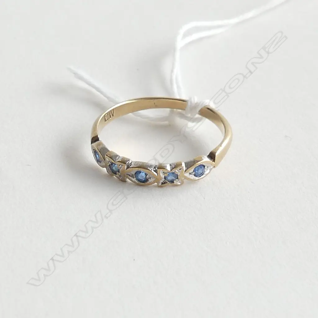 9ct. GOLD AND BLUE STONE BAND 1.67gm, SIZE P Image 1++