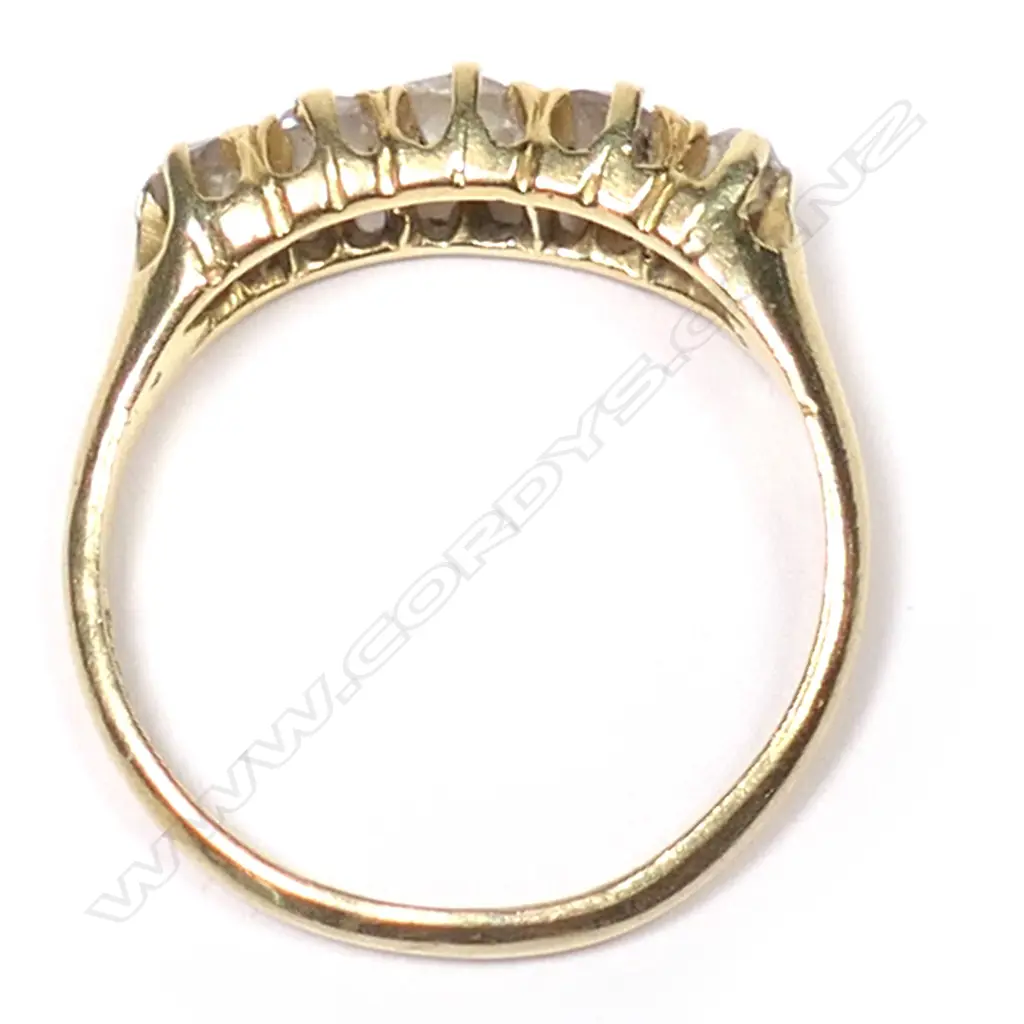 A vintage 18ct yellow gold and diamond ring, Image 1++