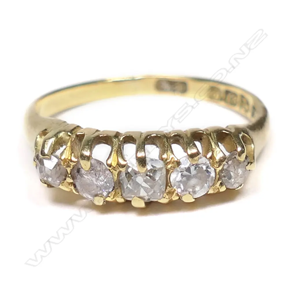 A vintage 18ct yellow gold and diamond ring, Image 1++