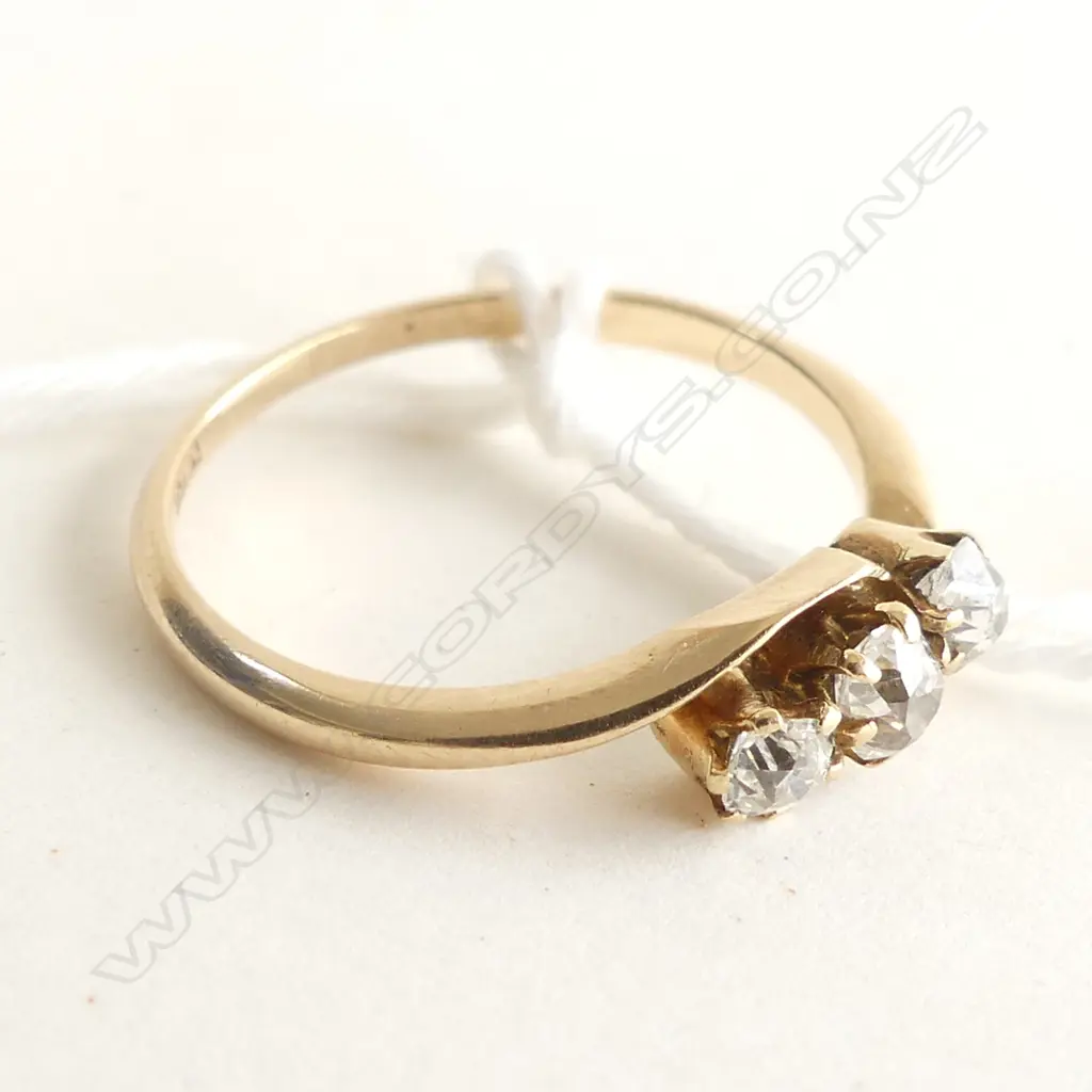 18ct. GOLD, VINTAGE 3 STONE DIAMOND RING OLD MINE CUTS APPROX. 0.30CT 2.08gm, SIZE N CLAWS MISSING Image 1++