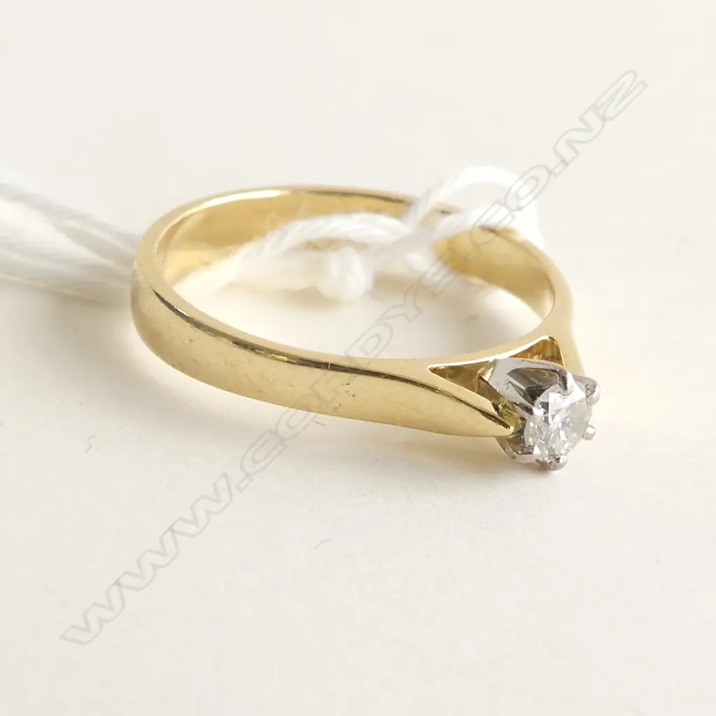 18ct. GOLD, DIAMOND SOLITAIRE RING 3.5gms APPROX.0.10CT & SIZE O½ Image 1++
