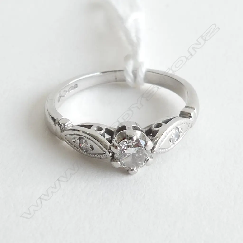 PLATINUM AND DIAMOND RING 0.25CT DIAMOND, SIZE K Image 1++