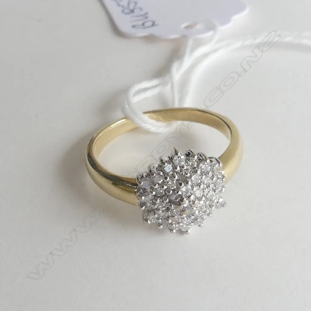 9ct. GOLD CLUSTER DIAMOND FLOWER RING 3.4gm, SIZE O½ Image 1++