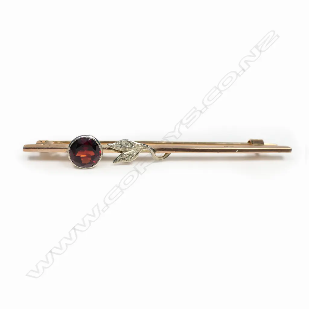 A 9ct gold garnet bar brooch, Image 1++