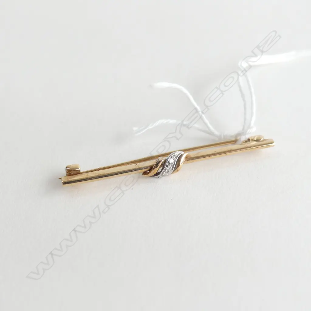 9ct. GOLD AND DIAMOND BAR BROOCH Image 1++