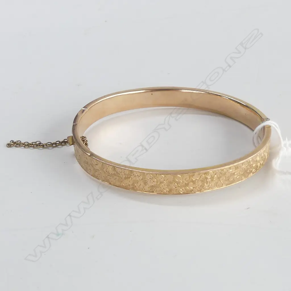 9ct. YELLOW GOLD HINGED BANGLE ENGRAVED 9.46gms Image 1++