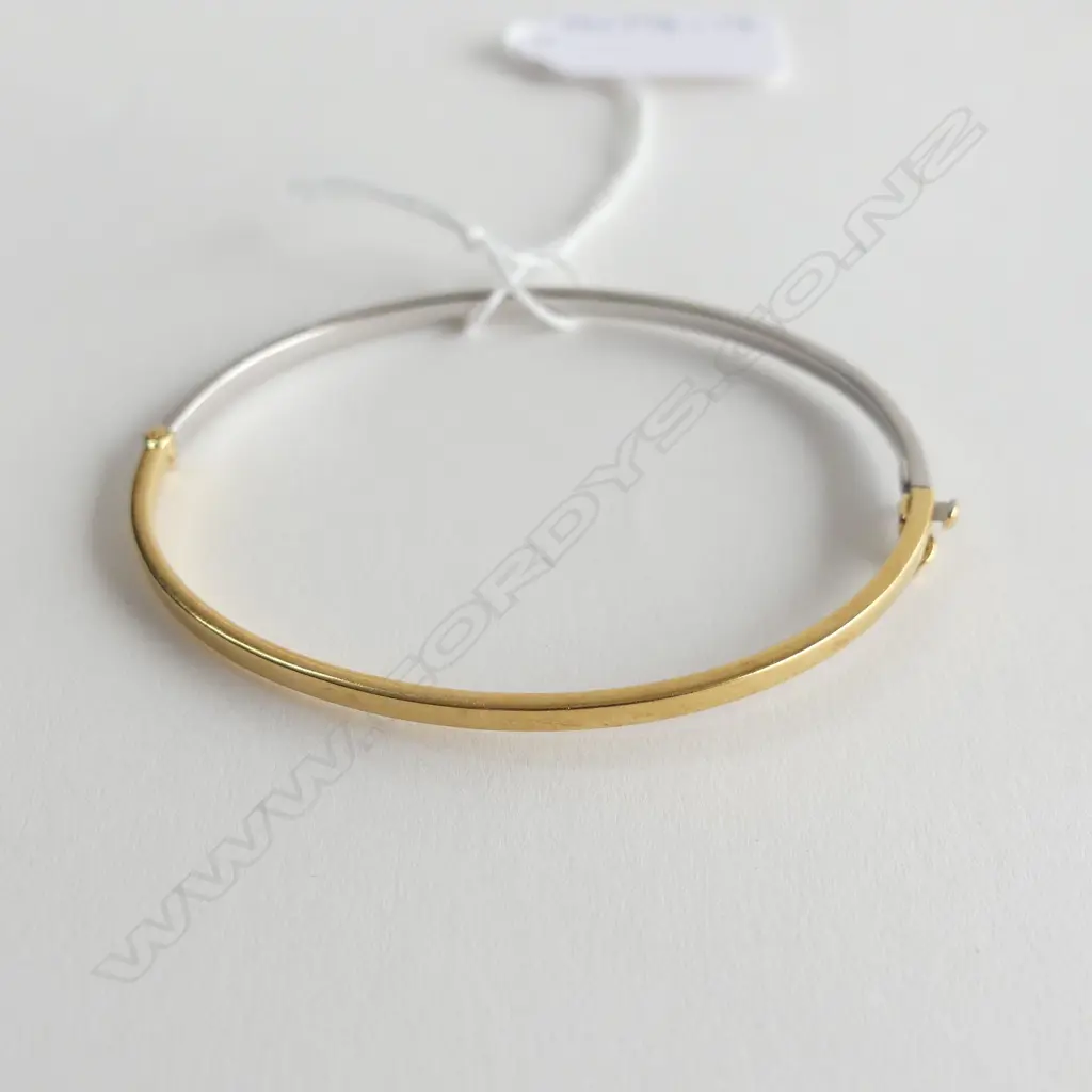 18ct. WHITE AND YELLOW GOLD AND DIAMOND BANGLE Image 1++