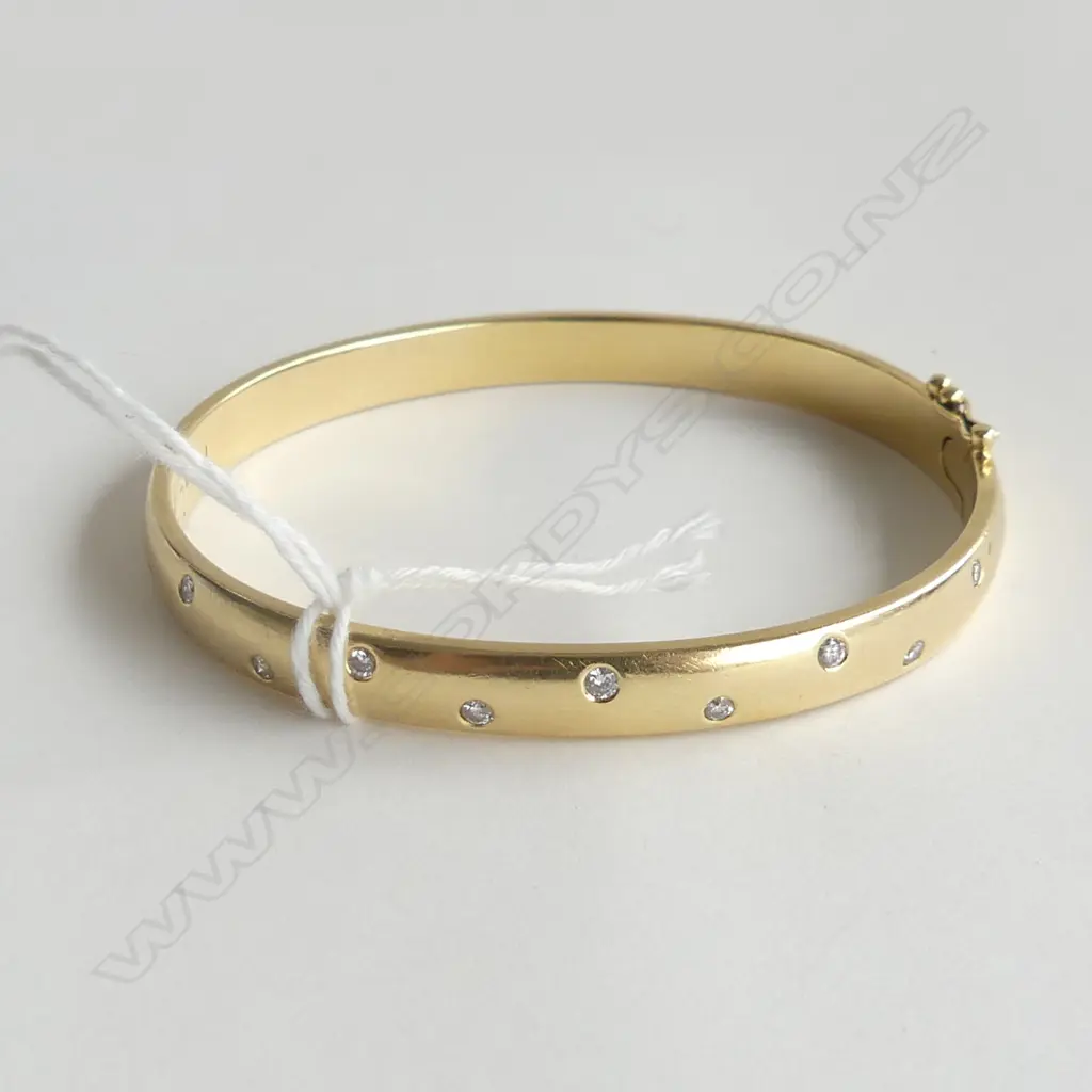 QUALITY SOLID 18ct GOLD & 11 DIAMOND HINGED BANGLE 32gms Image 1++