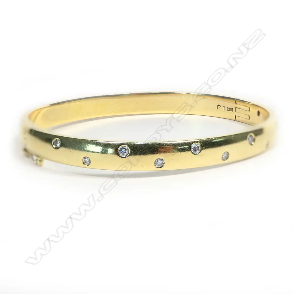 QUALITY SOLID 18ct GOLD & 11 DIAMOND HINGED BANGLE 32gms Image 1++