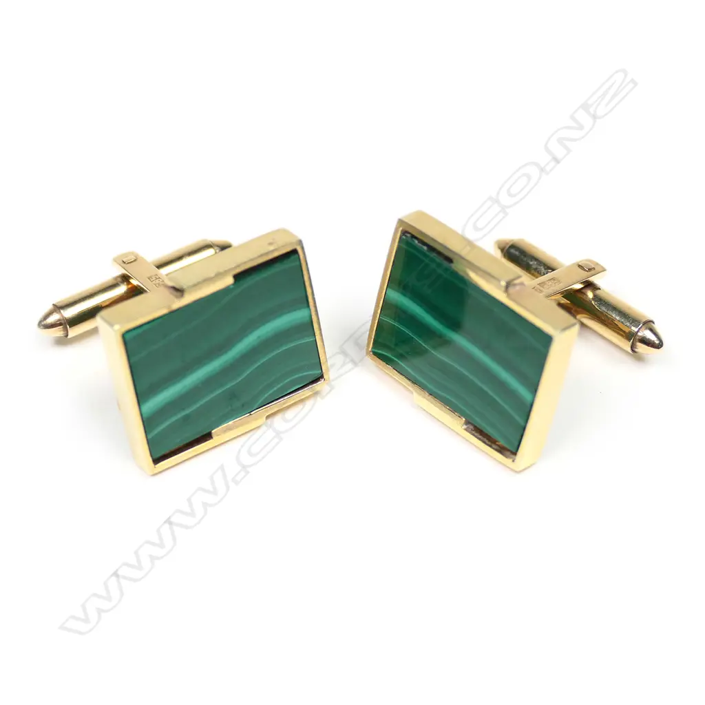 A pair of vintage 14ct yellow gold and malachite cuff links, Image 1++