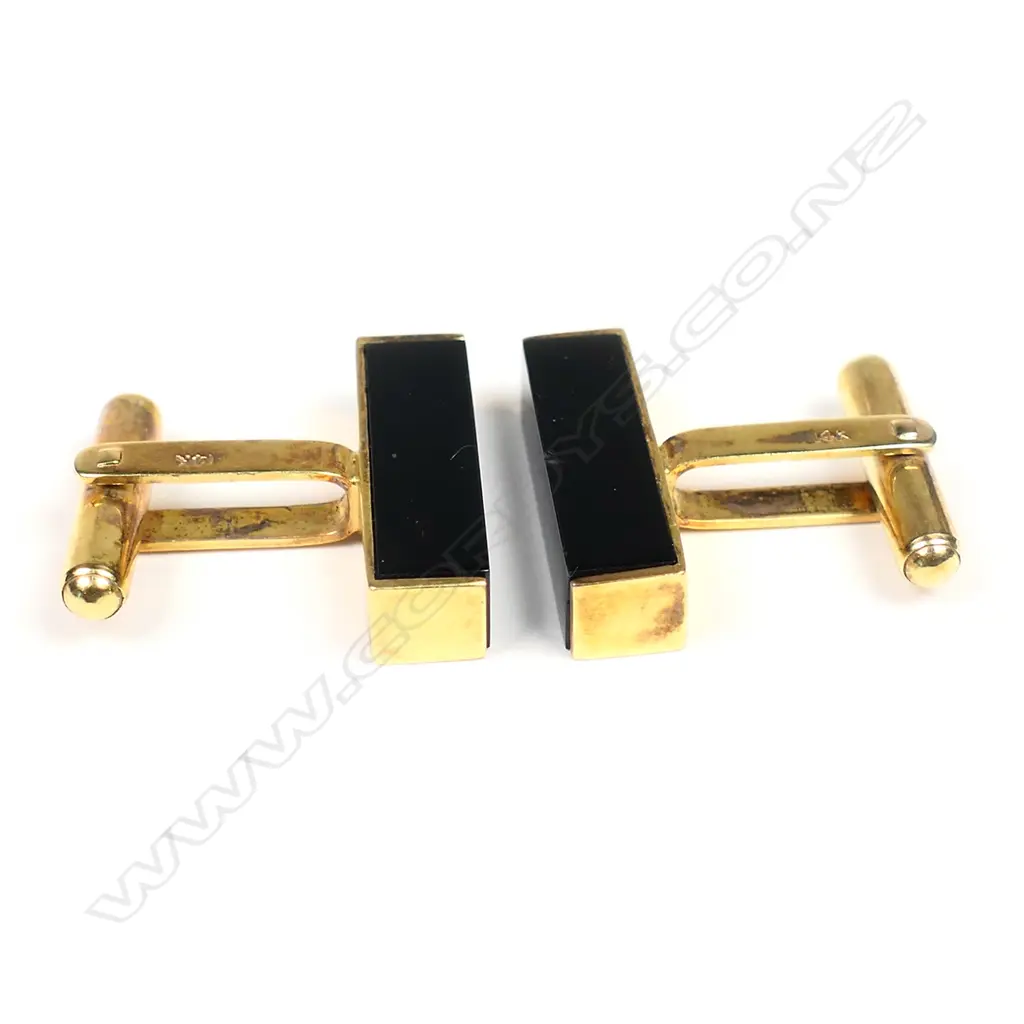 A pair of 14ct gold cufflinks, each a rectangular bar of black onyx in gold frame, Image 1++