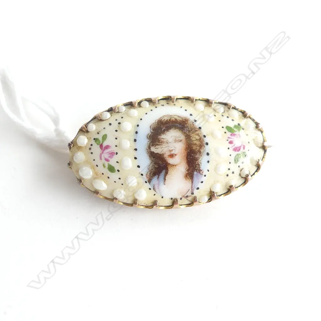 9ct. HAND PAINTED PORCELAIN BROOCH Image 1++