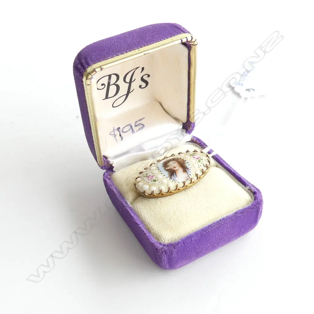 9ct. HAND PAINTED PORCELAIN BROOCH Image 1++