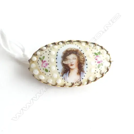 9ct. HAND PAINTED PORCELAIN BROOCH