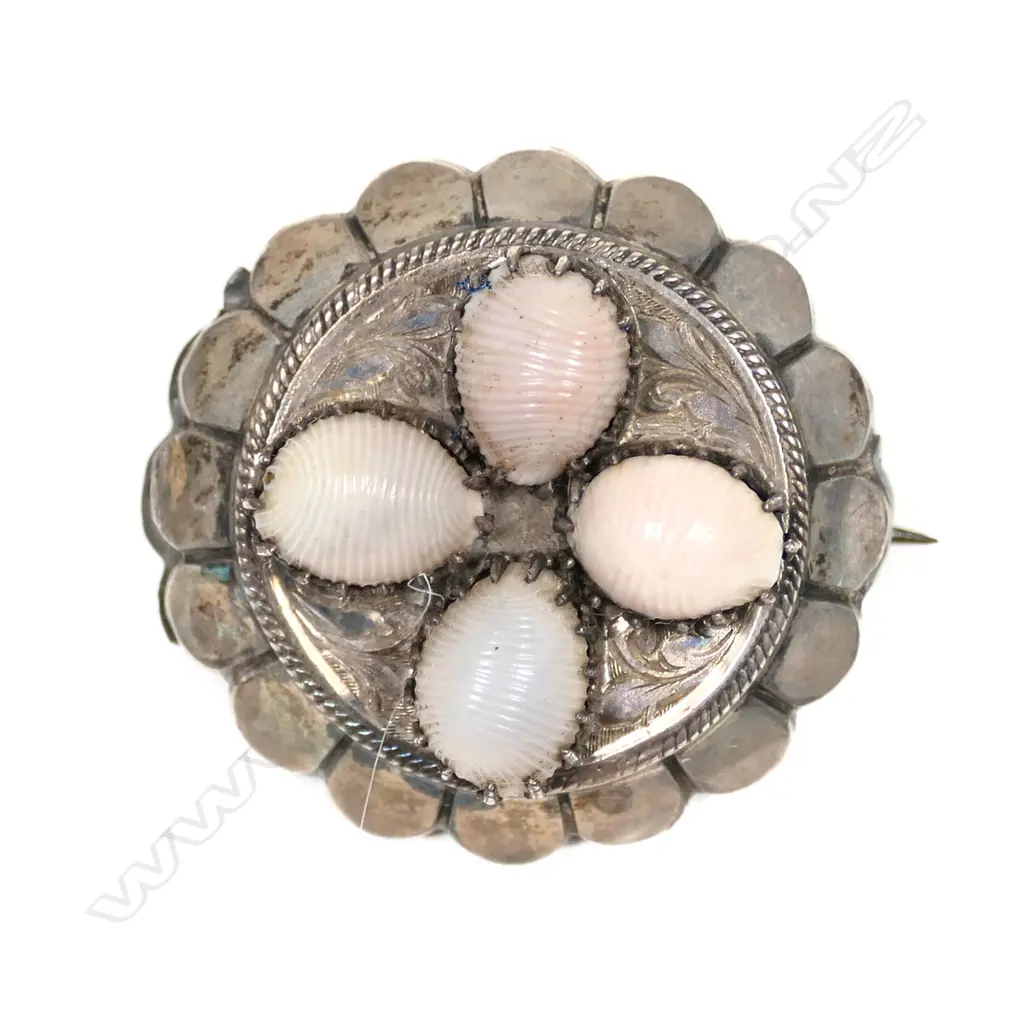 A vintage silver and seashell target brooch, Image 1++