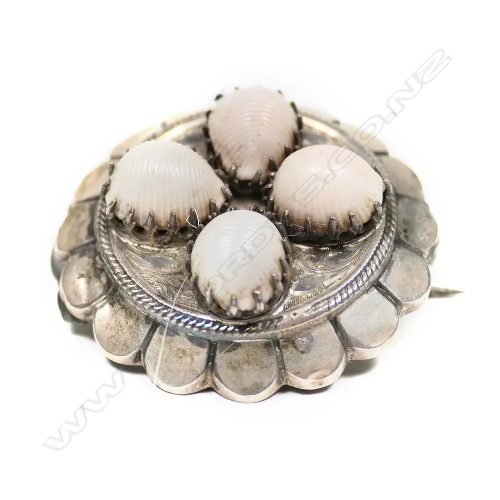 A vintage silver and seashell target brooch, Image 1++