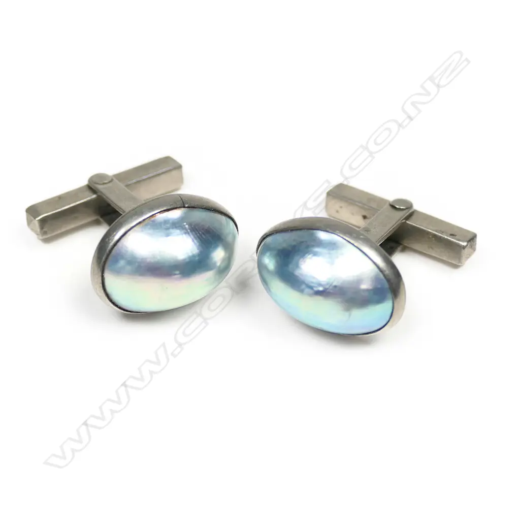A pair of grey mabe pearl white metal cuff links, Image 1++