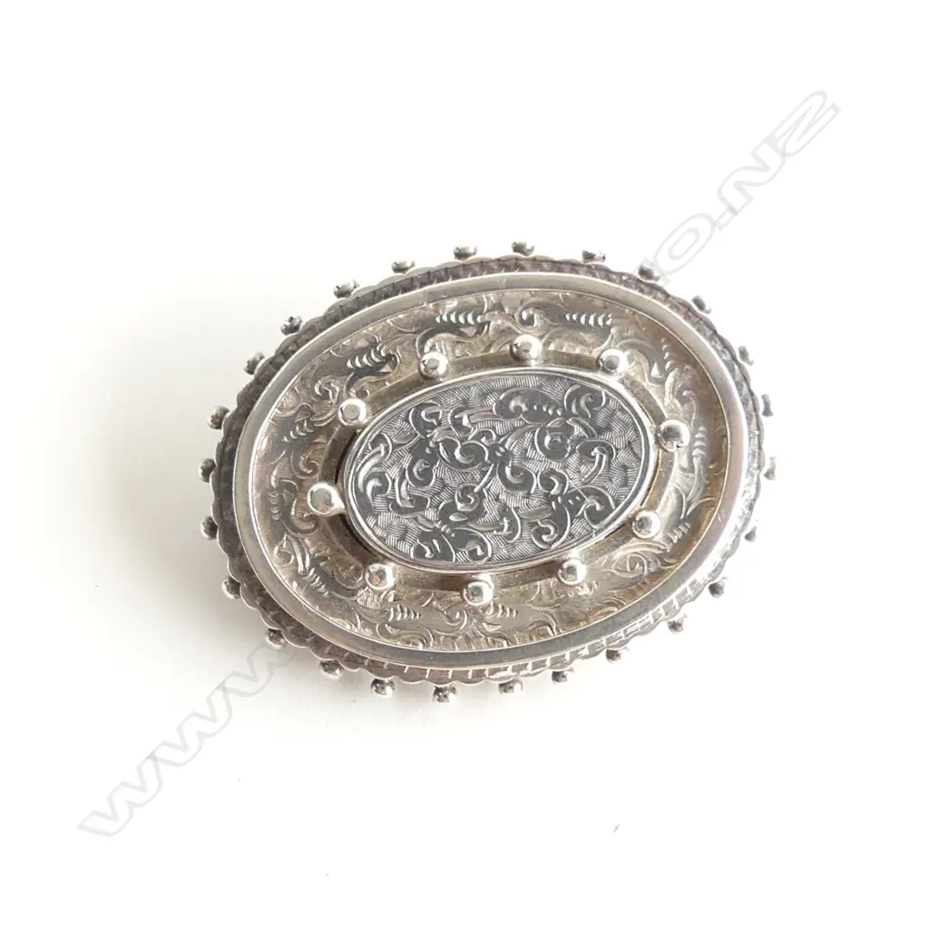 VICTORIAN SILVER MOURNING BROOCH (BACK WITH GLASS) Image 1++
