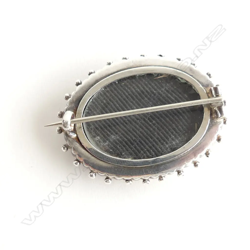 VICTORIAN SILVER MOURNING BROOCH (BACK WITH GLASS) Image 1++