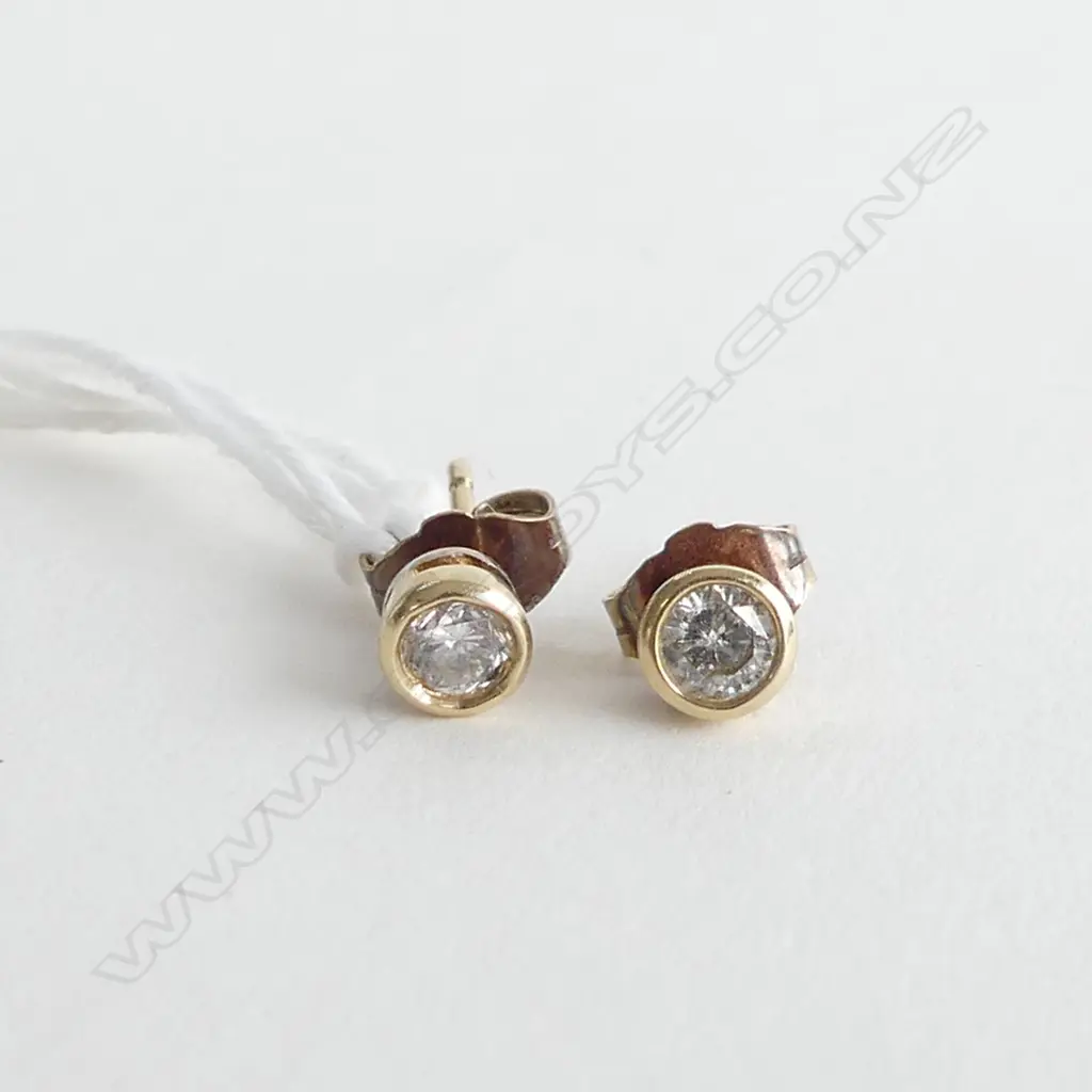 PR 9ct. & DIAMOND STUD EARRINGS Image 1++