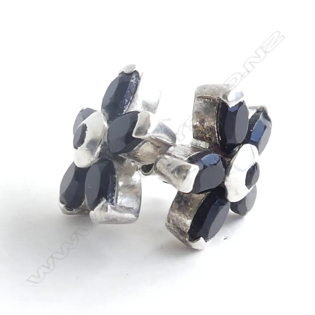 BLACK GEMSTONES & .925 SILVER FLOWER SHAPE STUD EARRINGS Image 1++