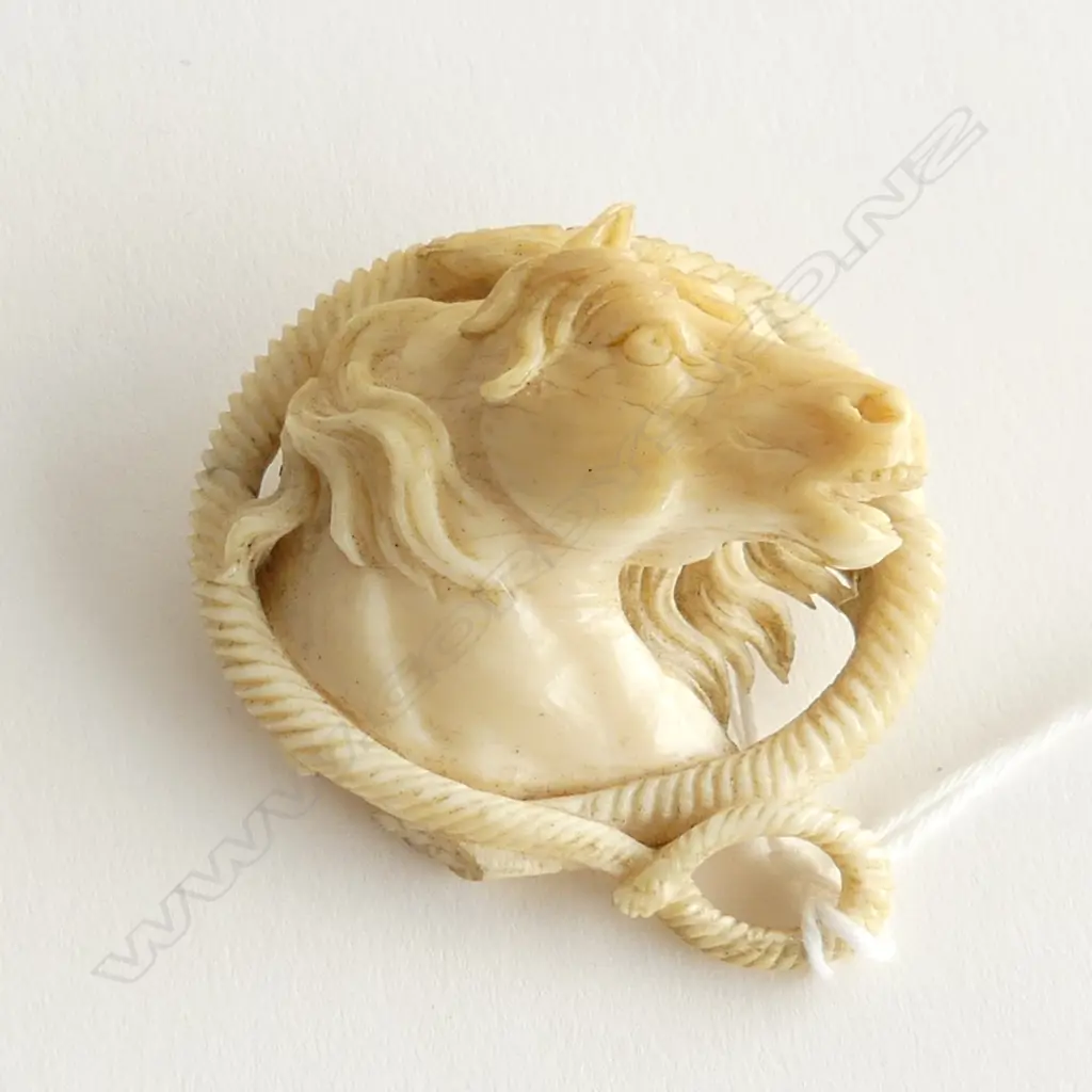 VINTAGE IVORY HORSE HEAD BROOCH Image 1++