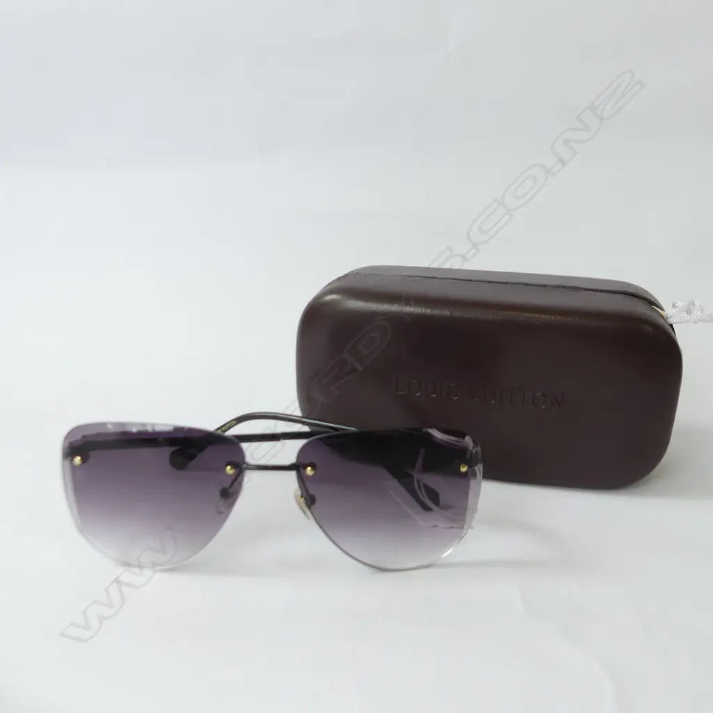 PR LOUIS VUITTON SUNGLASSES, CASED Image 1++