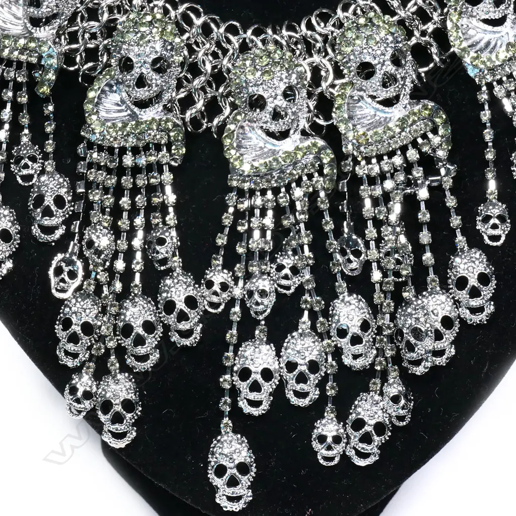 SPECTACULAR COSTUME MULTI SKULL DROP NECKLACE Image 1++