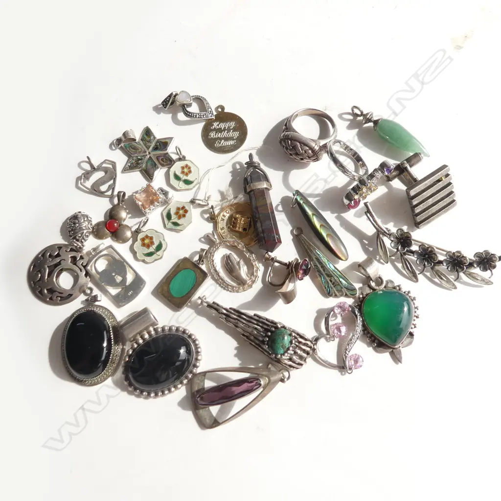 ASST. STG PENDANTS ETC 120gm. Image 1++