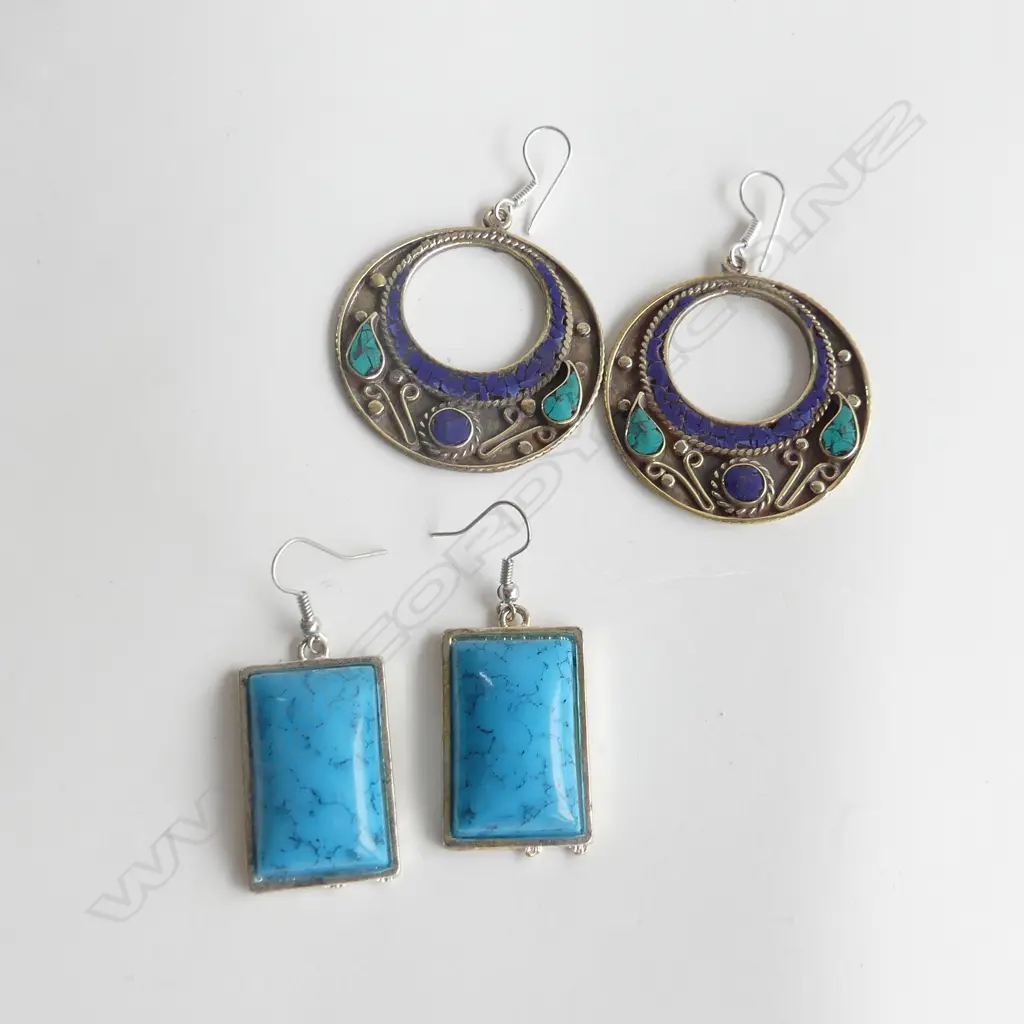 TWO PAIRS OF SILVER EARRINGS Image 1++