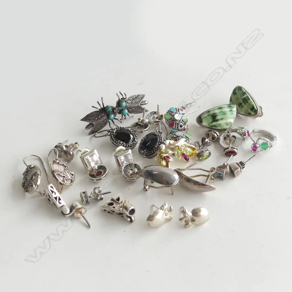 16 PRS SML STG EARRINGS 50gm. & 1 PR MARKED '9ct' WHITE GOLD Image 1++