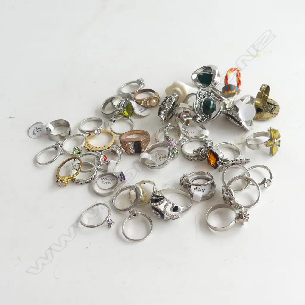40 ASST COSTUME JEWELLERY RINGS Image 1++