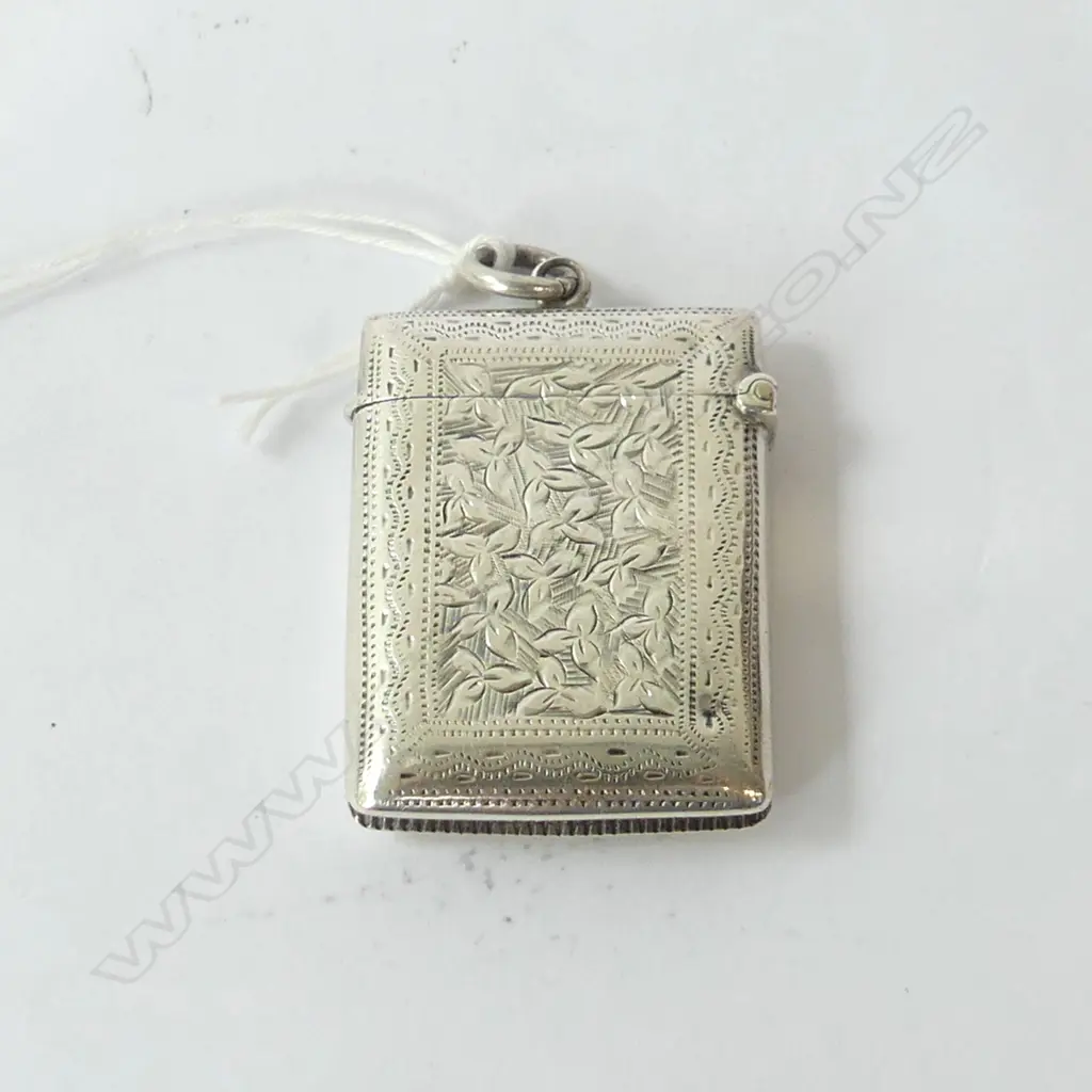 EDWARDIAN SILVER LEAF ENGRAVED VESTA suspension loop Birm.1900 Image 1++