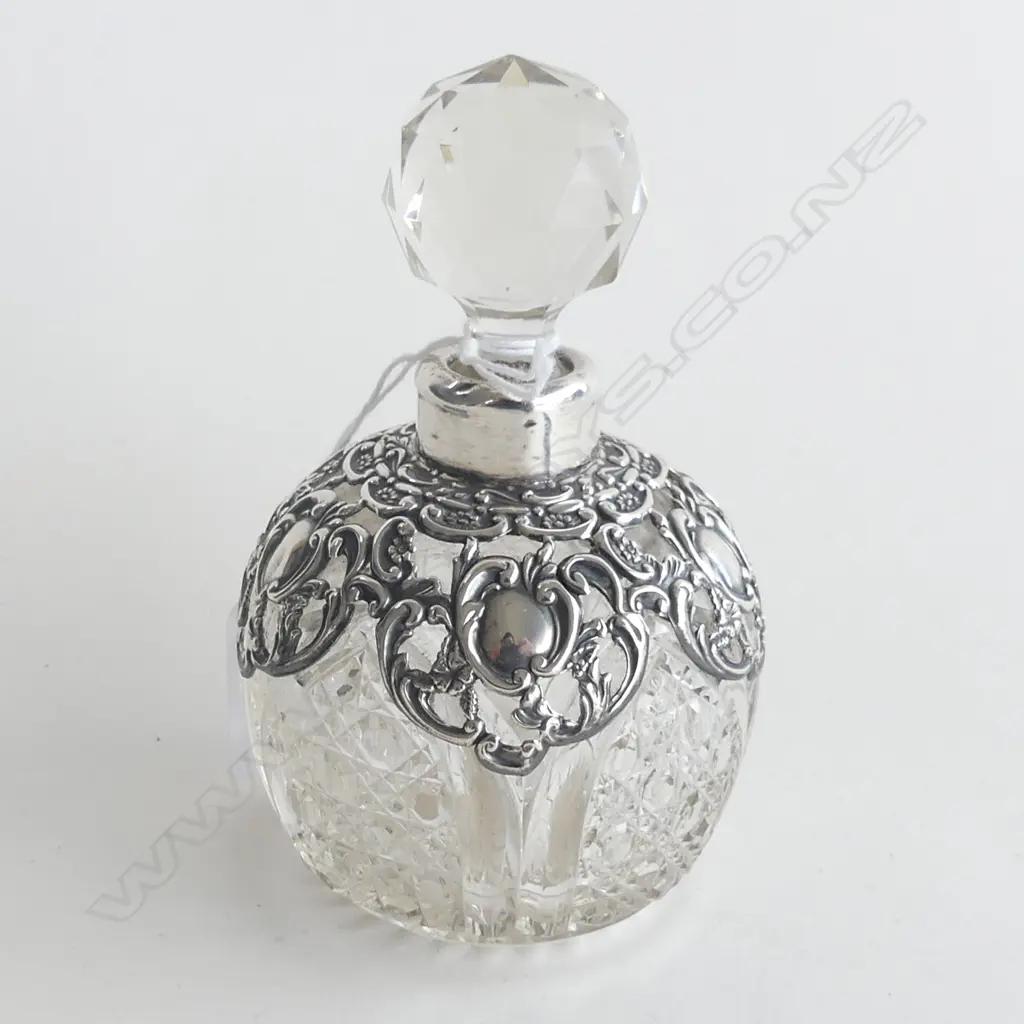 BIRMINGHAM 1911 EMBOSSED SILVER & CUT CRYSTAL SCENT BOTTLE... Image 1++