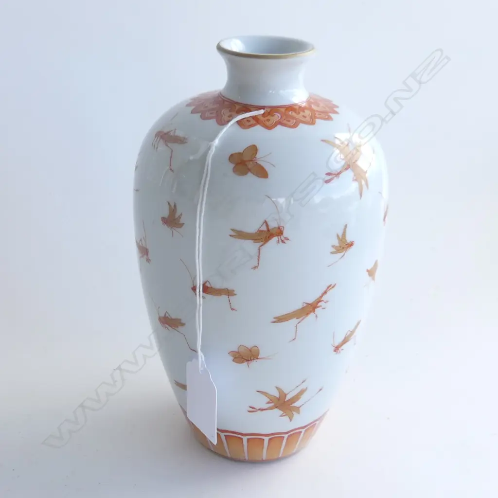 CHINESE IRON RED VASE w. INSECT DESIGN & 6 CHARACTER MARK H.190mm Image 1++