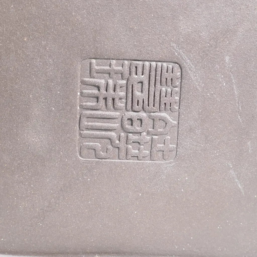 YIXING TEAPOT, DARK BROWN, CYLINDER & SQUARE COMBINATION, MARKED 饒慧珠 (RAO HUIZHU), 慧珠, (HUIZHU) COVER. W.155mm BASE,DARK Image 1++