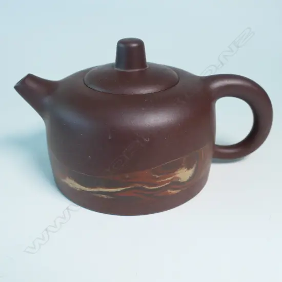 YIXING TEAPOT MARKED TO THE BASE 周惠初製 (ZHOU HUICHU) ALONG WITH INCISED CALLIGRAPHY, BROWN BODY w 'MARBLED/AGATE' BAND...