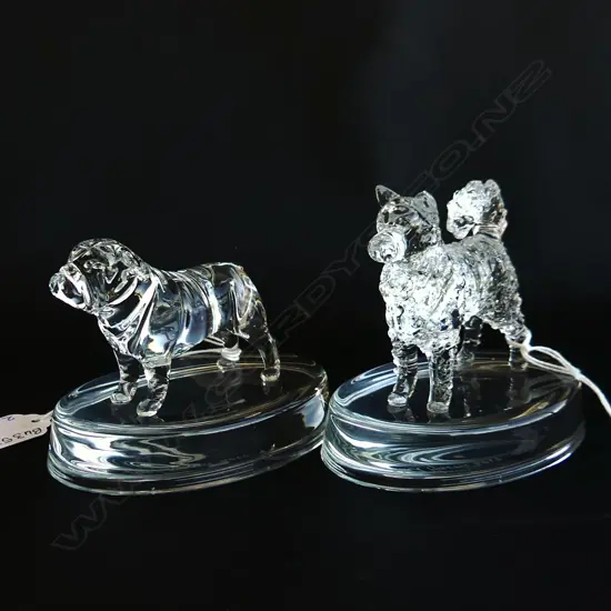 2 GLASS SPANIEL STATUETTES; WELSH SPRINGER & TIBETAN - SIGNED & DATED 'NEIL HARRIS 2016' L.110mm
