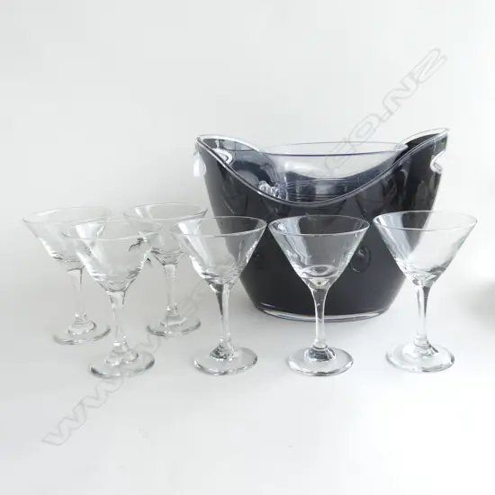 2 PLASTIC CHAMPAGNE BUCKETS + 6 COCKTAIL GLASSES