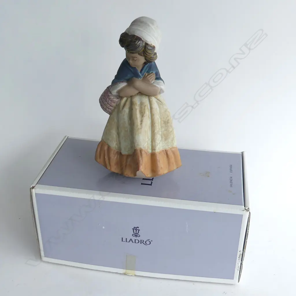 LLADRO GIRL w. CROSSED ARMS #2093 H.210mm +BOX Image 1++