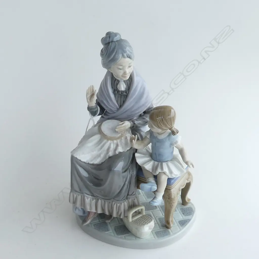 LLADRO 'A VISIT WITH GRANNY' #5305 H.220mm Image 1++