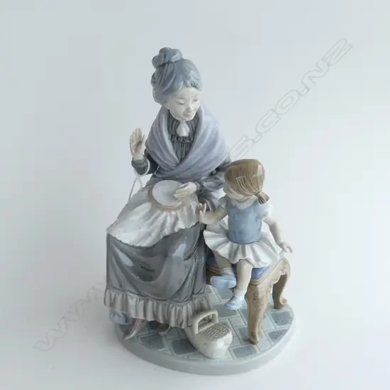 LLADRO 'A VISIT WITH GRANNY' #5305 H.220mm
