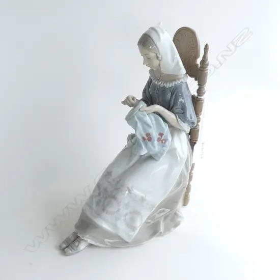 LLADRO 'INSULAR EMBROIDERESS' #4865 H.280mm