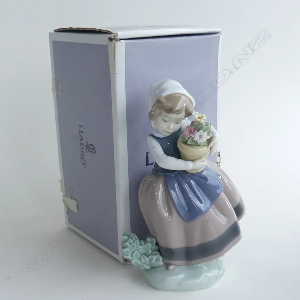 LLADRO GIRL 'SPRING IS HERE' #5223 H.170mm + BOX Image 1++