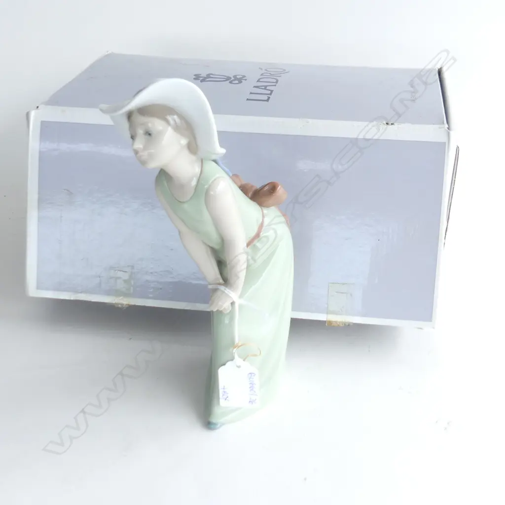 LLADRO 'CURIOUS GIRL w. STRAW HAT' #5009 H.230mm + BOX Image 1++