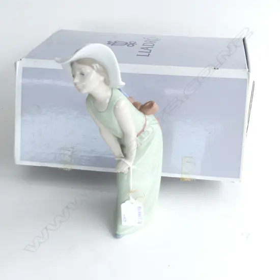LLADRO 'CURIOUS GIRL w. STRAW HAT' #5009 H.230mm + BOX