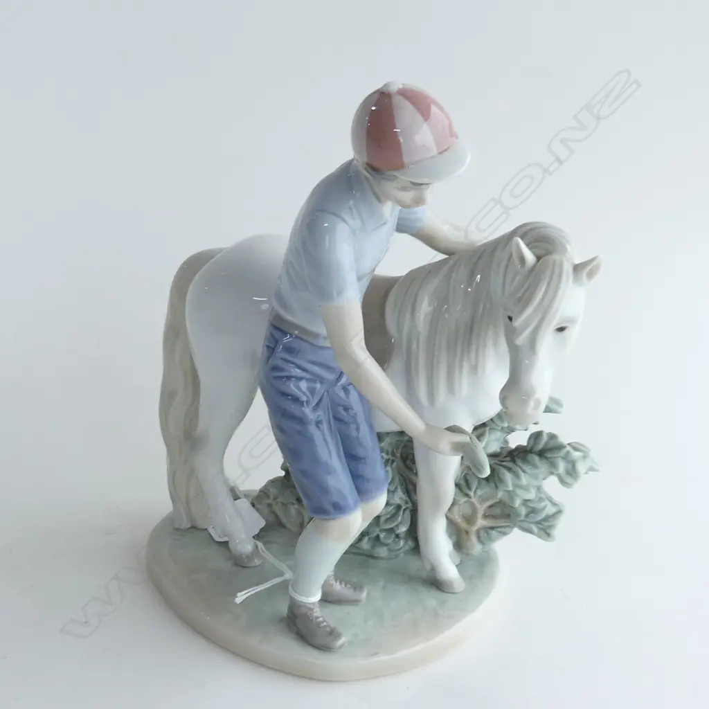 LLADRO JOCKEY FEEDING HORSE H.235mm Image 1++