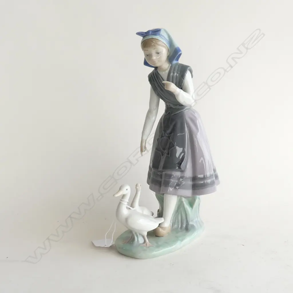 LLADRO FIGURINE; GIRL w. 2 GEESE H.260mm Image 1++